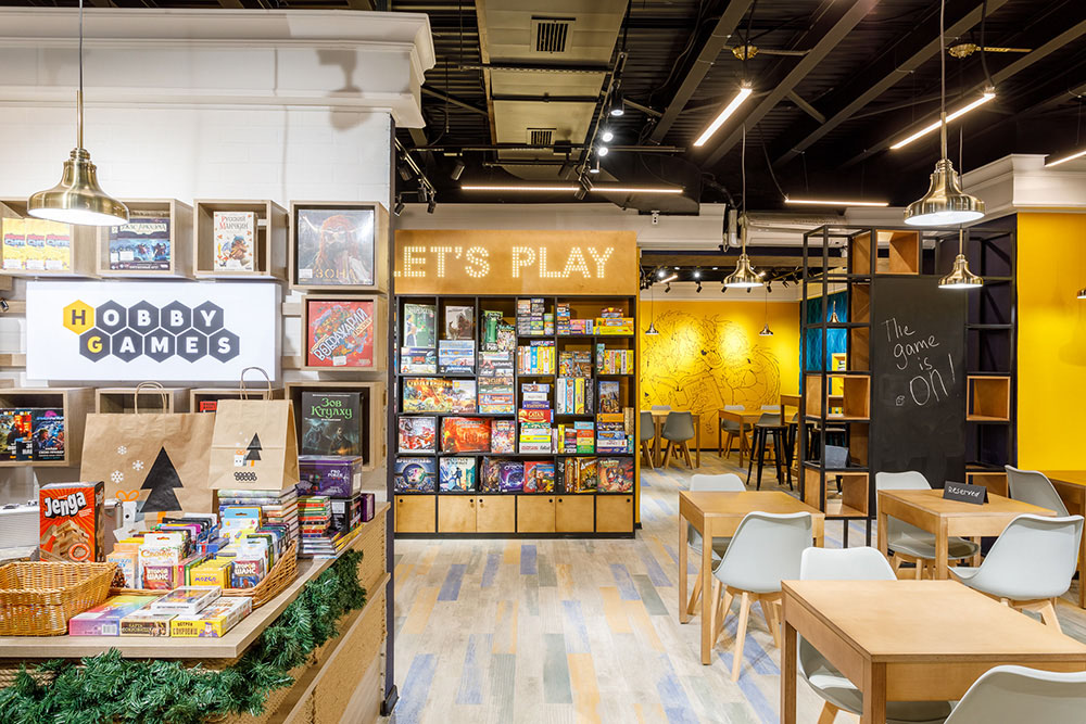 Флагманский клуб Hobby Games в Москве — общий вид освещённого интерьера