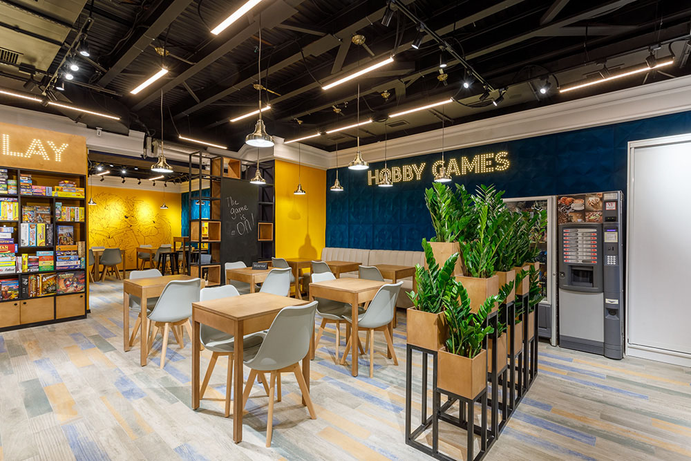 Флагманский клуб Hobby Games — общее освещение клубного пространства